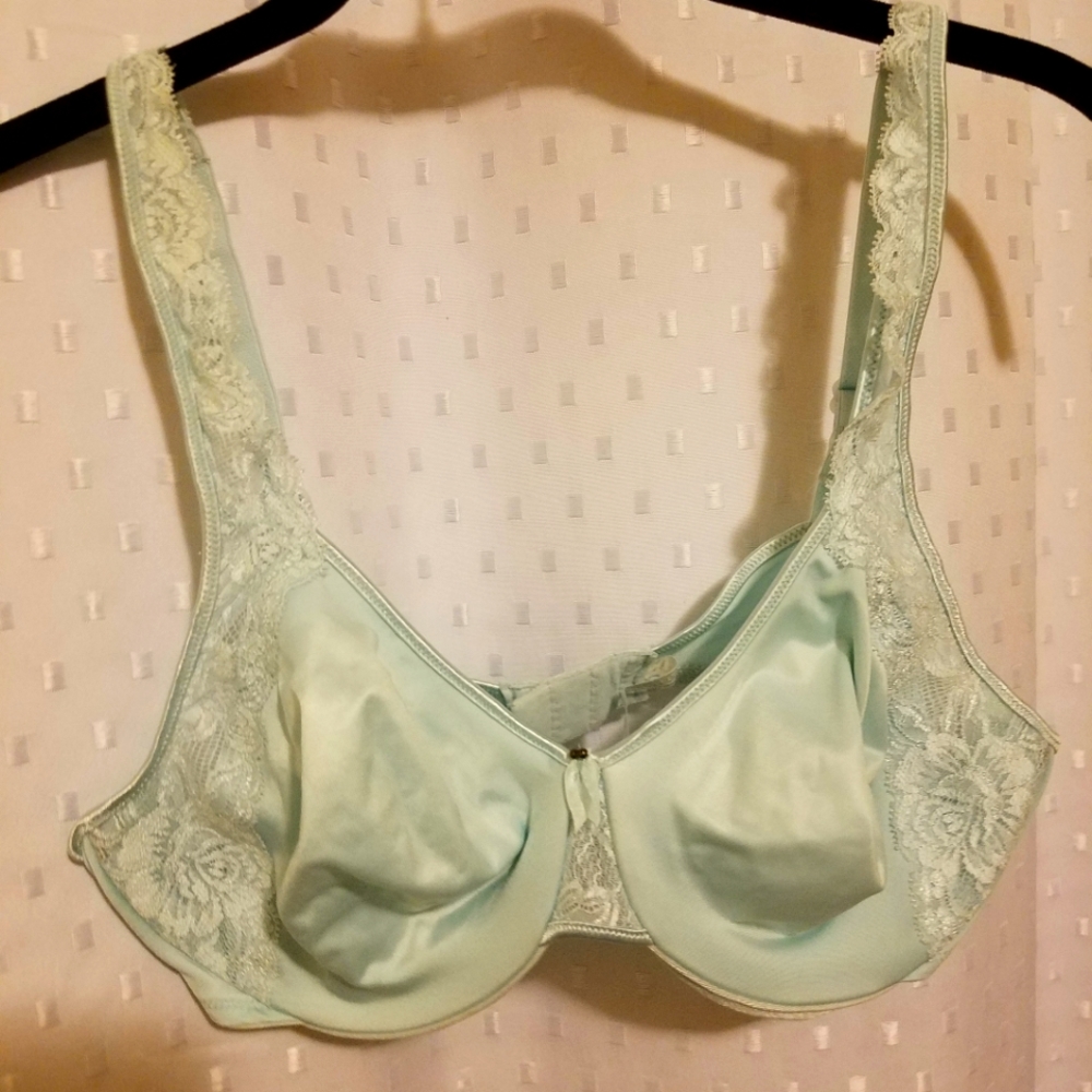 Underwired bra.